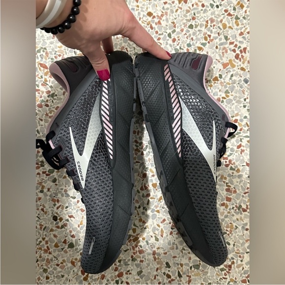 Women’s Brooks Adrenaline GTS 22 Sneakers - Picture 3 of 9